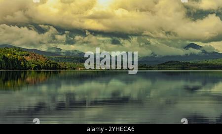 Paysage avec montagnes et nuages du Loch Garry dans le territoire d'Invergarry. Écosse, Royaume-Uni, Europe Banque D'Images