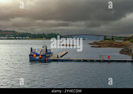De la ville côtière de Kyle of Lochalsh dans les Highlands écossais, le pont Skye reliant l'Écosse à l'île de Skye. Écosse, Royaume-Uni Banque D'Images