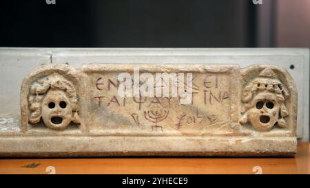 Sarcophage de Faustgina. Décoré : masques et symboles juifs (menorah, shofar, Iulav et teerm Shalom. Rome. Fin du IIIe siècle. Musée national romain (B Banque D'Images