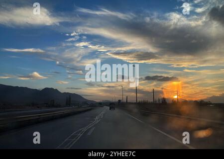 Téhéran, Téhéran, Iran. 9 novembre 2024. Une vue de Firuzkuh Road. La route 79 est l'une des principales routes qui s'étend au nord de Téhéran, traversant la chaîne de montagnes de l'Alborz centrale et descendant jusqu'à la côte de la mer Caspienne en Iran. Il est situé dans la province de Téhéran et la province de Mazandaran. (Crédit image : © Rouzbeh Fouladi/ZUMA Press Wire) USAGE ÉDITORIAL SEULEMENT! Non destiné à UN USAGE commercial ! Banque D'Images