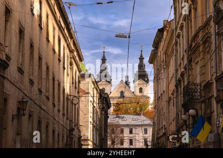 Lviv, Ukraine - 26 octobre 2024 : ancienne rue de Lviv, Ukraine. Vue sur. Michael Church Banque D'Images