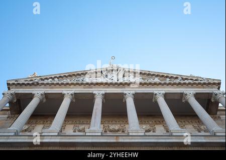 Une vue aérienne époustouflante mettant en valeur le sommet d'un monument culturel au cœur de la ville Banque D'Images