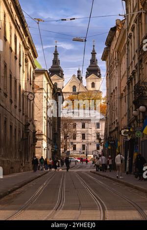 Lviv, Ukraine - 26 octobre 2024 : ancienne rue de Lviv, Ukraine. Vue sur. Michael Church Banque D'Images