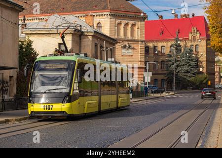 Lviv, Ukraine - 26 octobre 2024 : tram Electron moderne dans la rue Lviv Banque D'Images