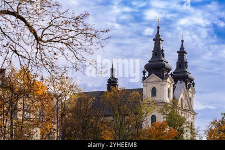 Lviv, Ukraine - 26 octobre 2024 : Eglise des Carmélites, Eglise Michel l'Archange Banque D'Images