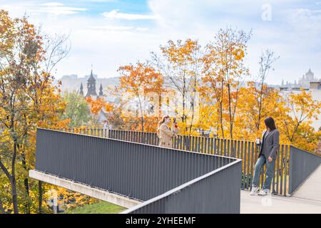 Lviv, Ukraine - 26 octobre 2024 : des gens font des photos sur le Mémorial des cent héros célestes, Lviv , Ukraine Banque D'Images