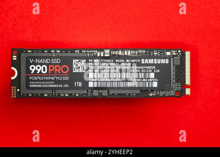 Lviv, Ukraine - 30 octobre 2024 : Samsung SSD 990 PRO PCle 4,0 NVMe M.2 sur fond rouge Banque D'Images