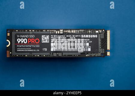 Lviv, Ukraine - 30 octobre 2024 : Samsung SSD 990 PRO PCle 4,0 NVMe M.2 sur fond bleu Banque D'Images