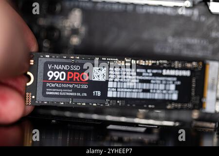 Lviv, Ukraine - 30 octobre 2024 : Samsung SSD 990 PRO PCle 4,0 NVMe M.2 sur fond de carte mère Banque D'Images