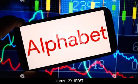 Konskie, Pologne - 10 novembre 2024 : logo alphabet affiché sur le téléphone portable Banque D'Images