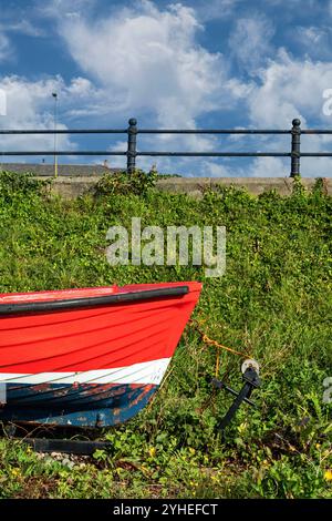 Petit bateau de pêche sur Lytham Beach, Lancashire. Banque D'Images