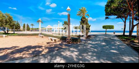 Mer ​​view et promenade avec une belle plage à Altea, Costa Blanca, Espagne Banque D'Images