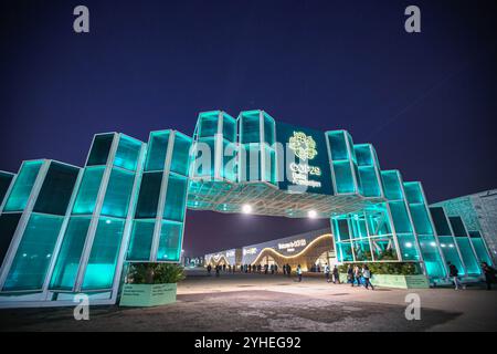 Bakou, Azerbaïdjan, Azerbaïdjan. 10 novembre 2024. La porte d’entrée du site de la COP29 le matin de l’ouverture à Bakou, Azerbaïdjan. La COP de cette année est considérée comme l'une des plus complexes de son histoire, alors que le monde fait face à l'année électorale, aux guerres en cours à travers le monde rendant les négociations plus cruciales pour déterminer les progrès du monde vers un avenir durable et résilient au climat. (Crédit image : © Bianca Otero/ZUMA Press Wire) USAGE ÉDITORIAL SEULEMENT! Non destiné à UN USAGE commercial ! Banque D'Images