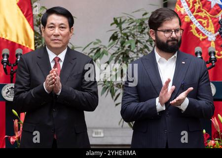 Santiago, Chili. 11 novembre 2024. Le président chilien Gabriel Boric (à droite) et le président vietnamien Luong Cuong (à gauche) font une déclaration conjointe au Palais la Moneda à Santiago, au Chili, le 11 novembre 2024. Il s’agit de la première visite officielle du président vietnamien après son entrée en fonction le 21 octobre dernier. (Photo de Jesus Martinez/Sipa USA) crédit : Sipa USA/Alamy Live News Banque D'Images