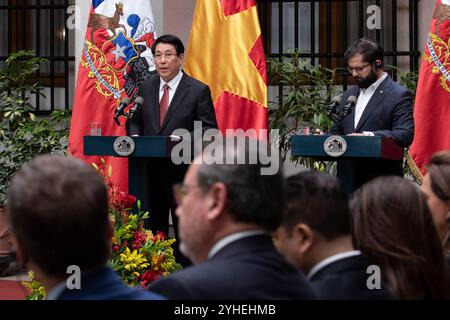 Santiago, Chili. 11 novembre 2024. Le président chilien Gabriel Boric (à droite) et le président vietnamien Luong Cuong (à gauche) font une déclaration conjointe au Palais la Moneda à Santiago, au Chili, le 11 novembre 2024. Il s’agit de la première visite officielle du président vietnamien après son entrée en fonction le 21 octobre dernier. (Photo de Jesus Martinez/Sipa USA) crédit : Sipa USA/Alamy Live News Banque D'Images