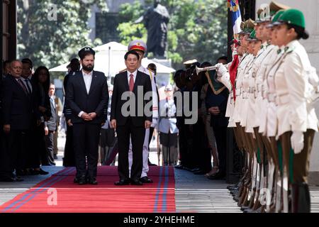 Santiago, Chili. 11 novembre 2024. Le président chilien Gabriel Boric (l) reçoit le président du Vietnam, Luong Cuong (R), au Palais la Moneda à Santiago, Chili, le 11 novembre 2024. Il s’agit de la première visite officielle du président vietnamien après son entrée en fonction le 21 octobre. (Photo de Jesus Martinez/Sipa USA) crédit : Sipa USA/Alamy Live News Banque D'Images