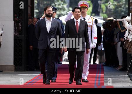 Santiago, Chili. 11 novembre 2024. Le président chilien Gabriel Boric (l) reçoit le président du Vietnam, Luong Cuong (R), au Palais la Moneda à Santiago, Chili, le 11 novembre 2024. Il s’agit de la première visite officielle du président vietnamien après son entrée en fonction le 21 octobre. (Photo de Jesus Martinez/Sipa USA) crédit : Sipa USA/Alamy Live News Banque D'Images