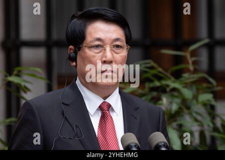 Santiago, Chili. 11 novembre 2024. Le président vietnamien Luong Cuong fait une déclaration conjointe avec le président chilien Gabriel Boric lors de sa première visite officielle après avoir pris ses fonctions au Palais de la Moneda à Santiago, au Chili, le 11 novembre 2024. (Photo de Jesús Martínez/ Credit : Sipa USA/Alamy Live News Banque D'Images