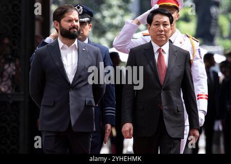 Santiago, Chili. 11 novembre 2024. Le président chilien Gabriel Boric (l) reçoit le président du Vietnam, Luong Cuong (R), au Palais la Moneda à Santiago, Chili, le 11 novembre 2024. Il s’agit de la première visite officielle du président vietnamien après son entrée en fonction le 21 octobre. (Photo de Jesus Martinez/Sipa USA) crédit : Sipa USA/Alamy Live News Banque D'Images