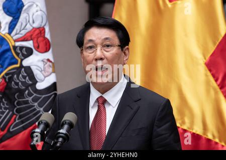 Santiago, Chili. 11 novembre 2024. Le président vietnamien Luong Cuong fait une déclaration conjointe avec le président chilien Gabriel Boric lors de sa première visite officielle après avoir pris ses fonctions au Palais de la Moneda à Santiago, au Chili, le 11 novembre 2024. (Photo de Jesús Martínez/ Credit : Sipa USA/Alamy Live News Banque D'Images