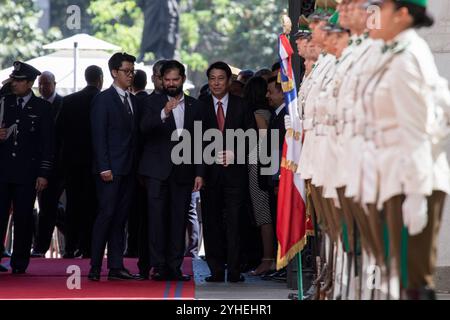 Santiago, Chili. 11 novembre 2024. Le président chilien Gabriel Boric (l) reçoit le président du Vietnam, Luong Cuong (R), au Palais la Moneda à Santiago, Chili, le 11 novembre 2024. Il s’agit de la première visite officielle du président vietnamien après son entrée en fonction le 21 octobre. (Photo de Jesus Martinez/Sipa USA) crédit : Sipa USA/Alamy Live News Banque D'Images