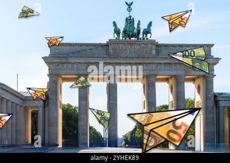 Bavière, Allemagne - 11 novembre 2024 : billets en euros, billets de banque comme billets de banque volent comme des avions en papier devant la porte de Brandebourg à Berlin. Image symbolique de l'inflation et de la crise économique en Allemagne, tout devient plus cher, les gens ont moins d'argent dans leurs poches. PHOTOMONTAGE *** Euroscheine, Geldscheine als Banknoten fliegen als Papierflieger vor dem Brandenburger Tor à Berlin. Symbolbild für inflation und Wirtschaftskrise in Deutschland, alles wird teurer, die Menschen haben weniger Geld in der Tasche. FOTOMONTAGE Banque D'Images