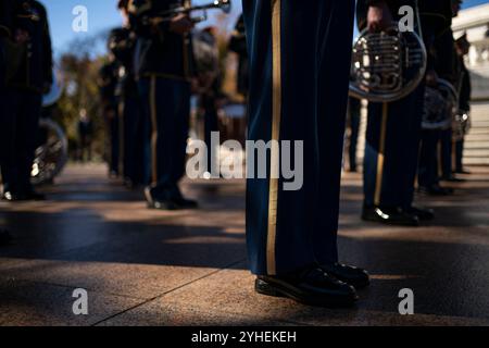 Arlington, États-Unis. 11 novembre 2024. Les membres du groupe des Marines sont prêts à jouer lors de la cérémonie de dépôt de couronne d'honneur des Forces armées présidentielles au Tomb of the Unknown Soldier au cimetière national d'Arlington, en Virginie, le lundi 11 novembre 2024. Photo de Bonnie Cash/Pool/ABACAPRESS. COM Credit : Abaca Press/Alamy Live News Banque D'Images