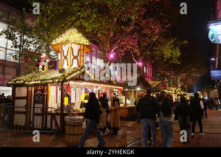 Le marché de Noël de Francfort à Birmingham, le plus grand marché allemand en dehors de l'Allemagne et de l'Autriche, avec une large gamme de cadeaux, repas et boissons, West Midlands, Royaume-Uni Banque D'Images