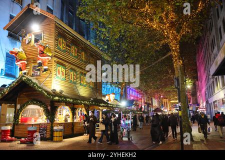 Le marché de Noël de Francfort à Birmingham, le plus grand marché allemand en dehors de l'Allemagne et de l'Autriche, avec une large gamme de cadeaux, repas et boissons, West Midlands, Royaume-Uni Banque D'Images