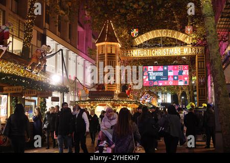 Le marché de Noël de Francfort à Birmingham, le plus grand marché allemand en dehors de l'Allemagne et de l'Autriche, avec une large gamme de cadeaux, repas et boissons, West Midlands, Royaume-Uni Banque D'Images