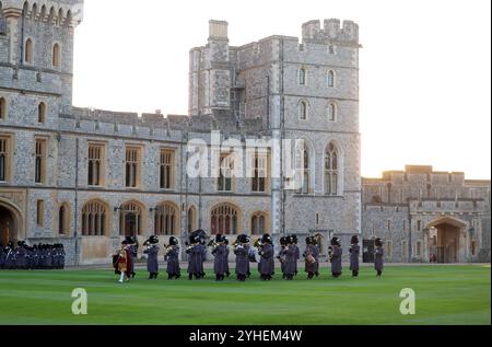 La bande régimentaire des gardes galloises, avant une inspection par le roi Charles III et le roi Hamad Bin Isa Al Khalifa, roi du Royaume de Bahreïn, au château de Windsor, Berkshire, lors de sa visite au Royaume-Uni pour marquer l'année de son jubilé d'argent. Date de la photo : lundi 11 novembre 2024. Banque D'Images