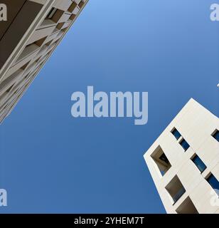 Vue sur la ville, une perspective différente, une belle journée magnifique avec un ciel bleu clair fantastique Banque D'Images