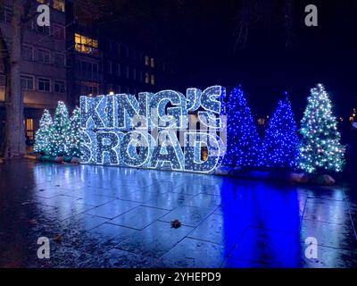 King’s Road à Chelsea Londres. Lumières de vacances de Noël montrant de grandes lettres épelant King’s Road dans des lumières bleues avec des arbres de Noël également en bleu Banque D'Images