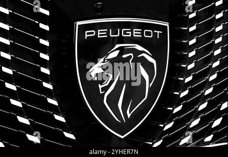 Schwalmstadt, Allemagne, 2024 : gros plan d'un logo sur une Peugeot 5008. Peugeot est une marque automobile française, appartenant au groupe automobile Peugeot Citroën Banque D'Images