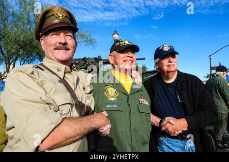Apache Junction, Arizona, États-Unis. 11 novembre 2024. Les vétérans de toutes les branches des forces armées américaines ont été honorés alors que des centaines de personnes se sont rassemblées pour le défilé de la Journée des vétérans de cette année. L’événement annuel a présenté des vétérans militaires, des unités de service actif, des étudiants du JROTC, des premiers intervenants et des organisations civiques locales. Crédit : ZUMA Press, Inc/Alamy Live News Banque D'Images
