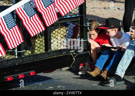 Apache Junction, Arizona, États-Unis. 11 novembre 2024. Les vétérans de toutes les branches des forces armées américaines ont été honorés alors que des centaines de personnes se sont rassemblées pour le défilé de la Journée des vétérans de cette année. L’événement annuel a présenté des vétérans militaires, des unités de service actif, des étudiants du JROTC, des premiers intervenants et des organisations civiques locales. Crédit : ZUMA Press, Inc/Alamy Live News Banque D'Images