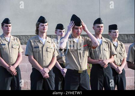 Apache Junction, Arizona, États-Unis. 11 novembre 2024. Les vétérans de toutes les branches des forces armées américaines ont été honorés alors que des centaines de personnes se sont rassemblées pour le défilé de la Journée des vétérans de cette année. L’événement annuel a présenté des vétérans militaires, des unités de service actif, des étudiants du JROTC, des premiers intervenants et des organisations civiques locales. Crédit : ZUMA Press, Inc/Alamy Live News Banque D'Images