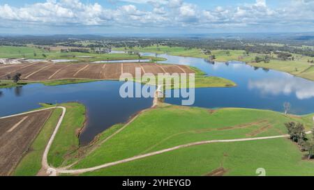 Photographie aérienne par drone de grands barrages d'irrigation dans une grande zone agricole dans le canton régional de Luddenham en Nouvelle-Galles du Sud, Australie. Banque D'Images