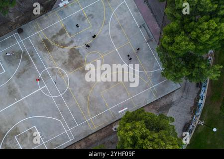 Terrains extérieurs de basket-ball et de football parmi les arbres dans le parc de la ville, Saragosse, Espagne Banque D'Images