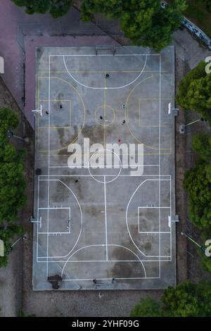 Terrains extérieurs de basket-ball et de football parmi les arbres dans le parc de la ville, Saragosse, Espagne Banque D'Images