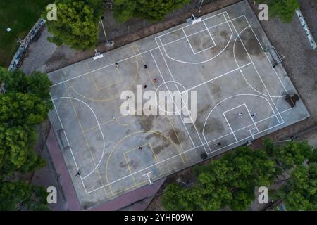 Terrains extérieurs de basket-ball et de football parmi les arbres dans le parc de la ville, Saragosse, Espagne Banque D'Images