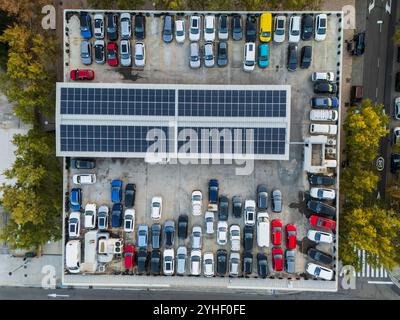 Vue aérienne des véhicules stationnés sur le toit d'un concessionnaire Volkswagen Banque D'Images