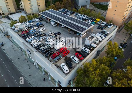 Vue aérienne des véhicules stationnés sur le toit d'un concessionnaire Volkswagen Banque D'Images