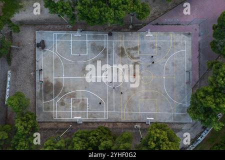 Terrains extérieurs de basket-ball et de football parmi les arbres dans le parc de la ville, Saragosse, Espagne Banque D'Images