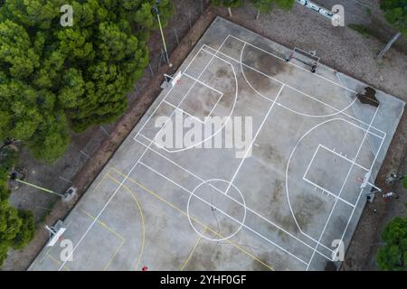 Terrains extérieurs de basket-ball et de football parmi les arbres dans le parc de la ville, Saragosse, Espagne Banque D'Images