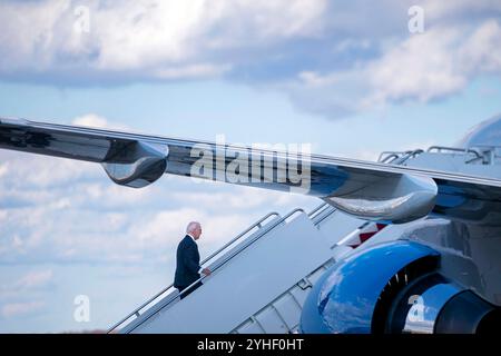 Le président des États-Unis Joe Biden embarque à bord de Air Force One à joint base Andrews, Maryland, en route vers Wilmington, Delaware, le lundi 11 novembre 2024. Crédit : Bonnie Cash / Pool via CNP / MediaPunch Banque D'Images