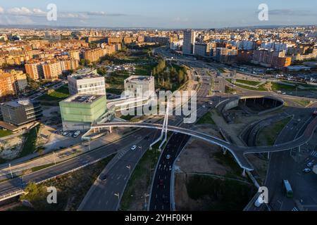 Vue aérienne des routes et de la circulation à Saragosse Banque D'Images