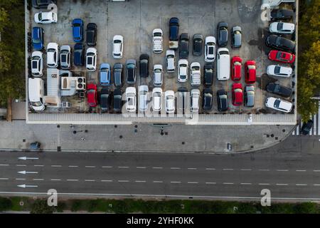 Vue aérienne des véhicules stationnés sur le toit d'un concessionnaire Volkswagen Banque D'Images