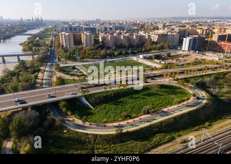 Vue aérienne des routes et de la circulation à Saragosse Banque D'Images