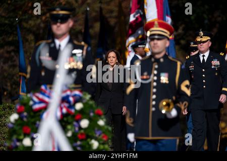 Arlington, Vereinigte Staaten. 11 novembre 2024. Le vice-président des États-Unis Kamala Harris arrive à la cérémonie de dépôt de couronne d'honneur des Forces armées présidentielles au Tombeau du soldat inconnu au cimetière national d'Arlington à Arlington, en Virginie, le lundi 11 novembre 2024. Crédit : Bonnie Cash/Pool via CNP/dpa/Alamy Live News Banque D'Images